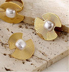 Pearl Gleam Earring